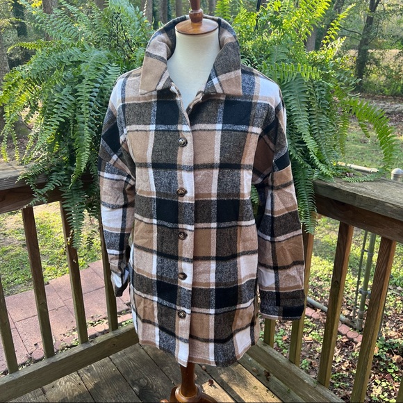 Plaid Jacket / shacket - Picture 10 of 16